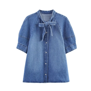 Kurzärmeliges Jeanshemd mit Schleife und Metallknöpfen in gewaschenem Blau