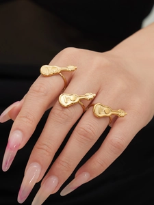 Detailansicht eines 18k vergoldeten Gitarrenrings an der Hand eines Models