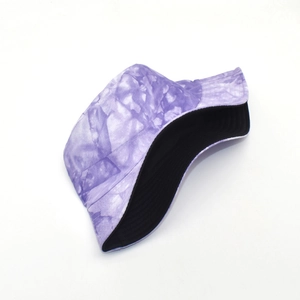 Vue détaillée du chapeau bob tie-dye violet en coton respirant avec une doublure noire
