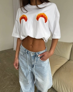 Detail der Croissant-Aufdrucke auf weißem Baumwoll-T-Shirt mit überschnittenen Schultern