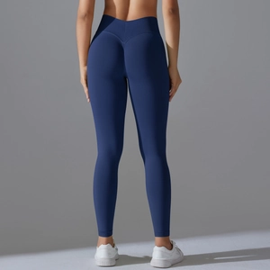 Detailansicht der nahtlosen Scrunch-Butt Yoga-Hose in Dunkelblau mit High-Waist Effekt