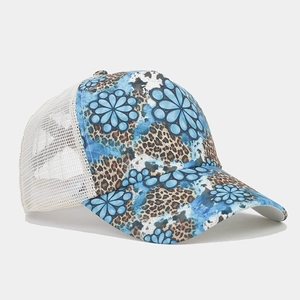 Dettaglio della stampa floreale e leopardata sulla corona del cappellino trucker