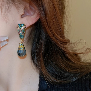 Détail macro de boucles d'oreilles vintage françaises avec cristaux bleus sur un mannequin