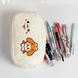Dettaglio dell'astuccio in morbido peluche bianco con ricamo carino e zip gialla