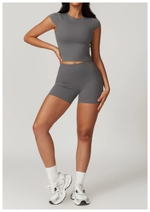 Dettaglio del set da yoga grigio scuro con pantaloncini a vita alta e crop top