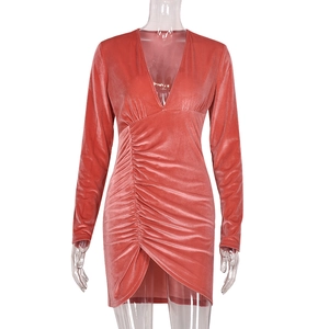 Détail de la robe en velours corail avec col en V, fronces et fente latérale