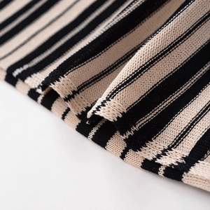 Robe en maille à col en V avec texture à rayures horizontales noires et beige de qualité