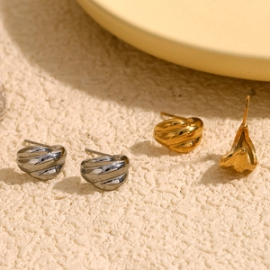 Détail de boucles d'oreilles spirales en forme de citrouille, finis or et argent