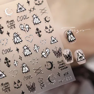 Dettaglio macro degli adesivi per unghie M-1239 Halloween con fantasmi e motivi argentati