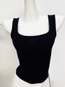 Eng anliegendes schwarzes Rippstrick-Tanktop mit eckigem Ausschnitt und breiten Trägern