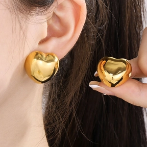 Poliierte goldene Herz-Ohrstecker aus Edelstahl für Damen mit glänzendem Spiegeleffekt