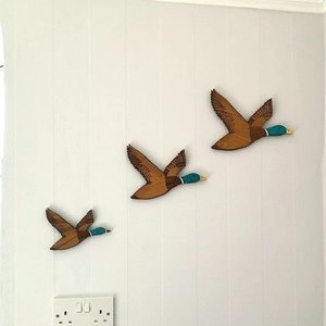 Lot de trois canards colverts en bois pour décoration murale, têtes vertes et ailes brunes
