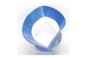 Gros plan sur un chapeau bob iridescent avec tissu holographique et bordure surpiquée