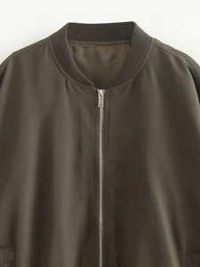 Détail du col montant côtelé et de la fermeture éclair en métal du blouson bomber