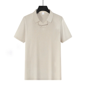 Detalle de tela de punto gofrado beige claro y cuello acanalado en polo de hombre de manga corta