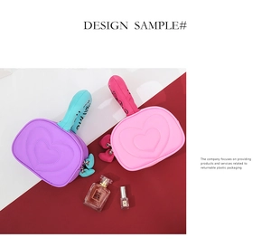 Détail de trousses de toilette matelassées à cœurs rose et violet avec poignée décorative