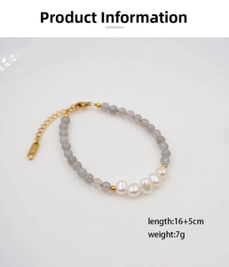 Détail du bracelet en perles et pierre de lune avec fermoir en or 14 carats et chaîne