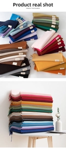 Dettaglio di morbide sciarpe effetto cashmere con frange e etichette del marchio