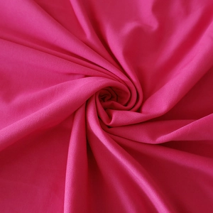 Makroaufnahme von rosarotem Spandex-Stoff mit glatter Textur und Spiralen-Falten