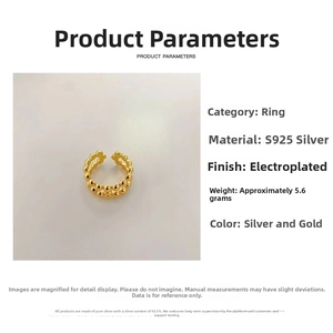 Dettaglio dell'anello aperto a due strati in argento S925 con placcatura in oro e sfere
