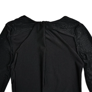Détail de la robe noire avec strass scintillants et design élégant à nœuds croisés