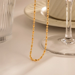 Dettaglio della catena a sfere ovali placcata oro 18K con finitura lucida ed elegante