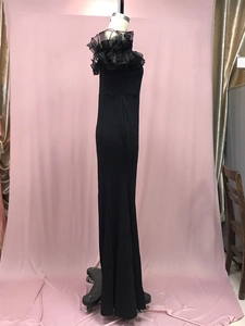 Detail des gerüschten Netzausschnitts an einem schwarzen schulterfreien Meerjungfrau-Kleid