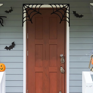 Décoration de coin de porte en toile d'araignée Halloween sur un cadre de porte en bois