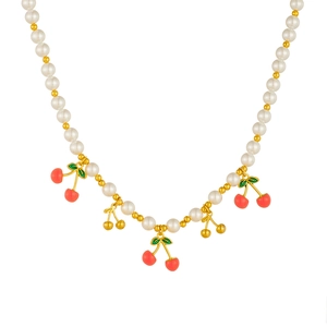 Charmant collier plaqué or avec perles blanches et pendentifs de cerises rouges