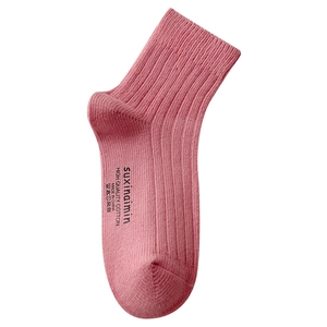 Calze a metà polpaccio in cotone rosa con trama a costine su fondo bianco