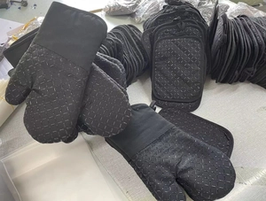 Bulk set of black heat resistant oven mitts and pot holders with diamond texture grip