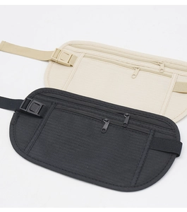 Sacs bananes de sport ultralégers noir et beige montrant les fermetures éclair et sangles