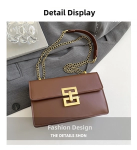 Détail du sac en cuir marron avec boucle carrée dorée et bandoulière en chaîne