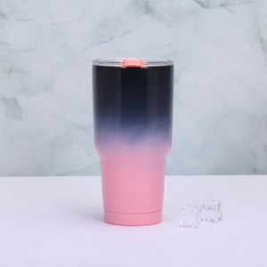 Détail du gobelet 30oz en acier inox dégradé rose et noir avec couvercle et glaçons