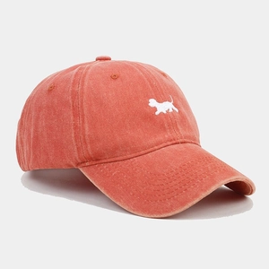 Dettaglio ricamo cucciolo e tessuto in cotone lavato su un cappellino baseball vintage