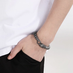 Détail d'un bracelet pour homme en acier inoxydable avec motif écailles de serpent vintage