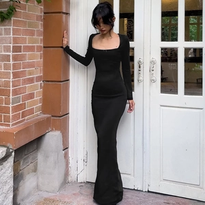 Détail d'une robe longue noire ajustée à manches longues avec décolleté carré élégant