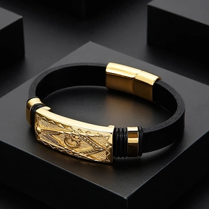 Vue détaillée d'un bracelet pour homme en cuir avec plaque dorée et fermoir magnétique