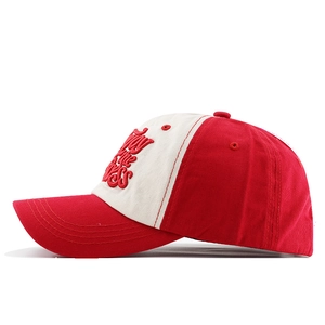 Détail de la casquette de baseball en coton rouge et blanc avec broderie 3D et coutures