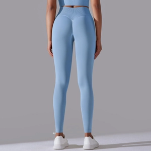 Detailansicht der nahtlosen High-Waist-Yogahose mit V-förmigem Push-up-Effekt am Gesäß