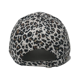 Détail d'une casquette de baseball imprimé léopard avec boucle en métal réglable