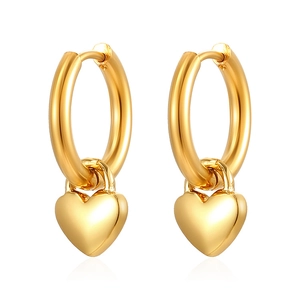 Boucles d'oreilles cœur dorées en acier inoxydable sur un fond blanc épuré