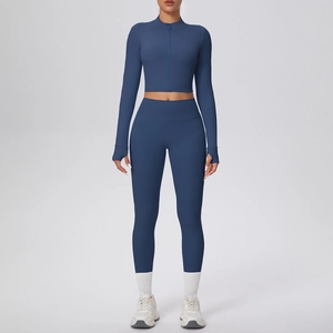 Détail de l'ensemble de yoga bleu marine avec passe-pouces et veste courte zippée