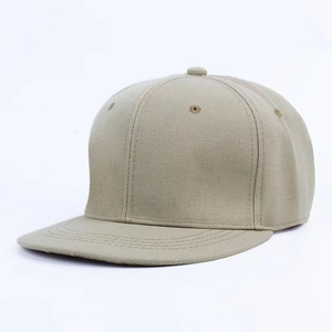 Dettaglio a 45 gradi del cappello hip hop kaki con visiera piatta in cotone twill di qualità
