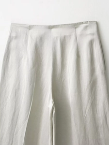 Dettaglio dei pantaloni a vita alta grigio chiaro a gamba larga in cotone e lino