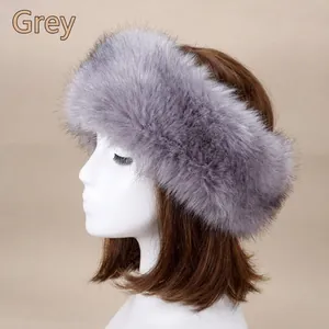 Détail du bandeau d'hiver en fausse fourrure grise avec une texture pelucheuse et douce