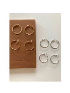 Detailansicht von goldenen und silbernen Creolen als Ohrstecker und Clip-On-Modell