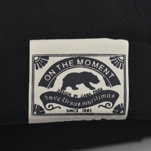 Unisex-Docker-Mütze in Schwarz mit Eisbär-Aufnäher im minimalistischen Streetstyle