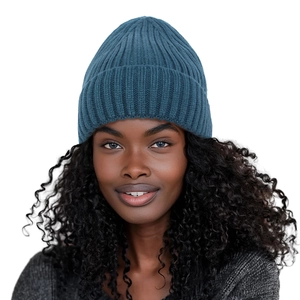 Détail du bonnet en maille côtelée bleue avec texture laineuse épaisse et douce