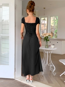 Elegante abito lungo nero a spalle scoperte con design aperto sulla schiena per donna